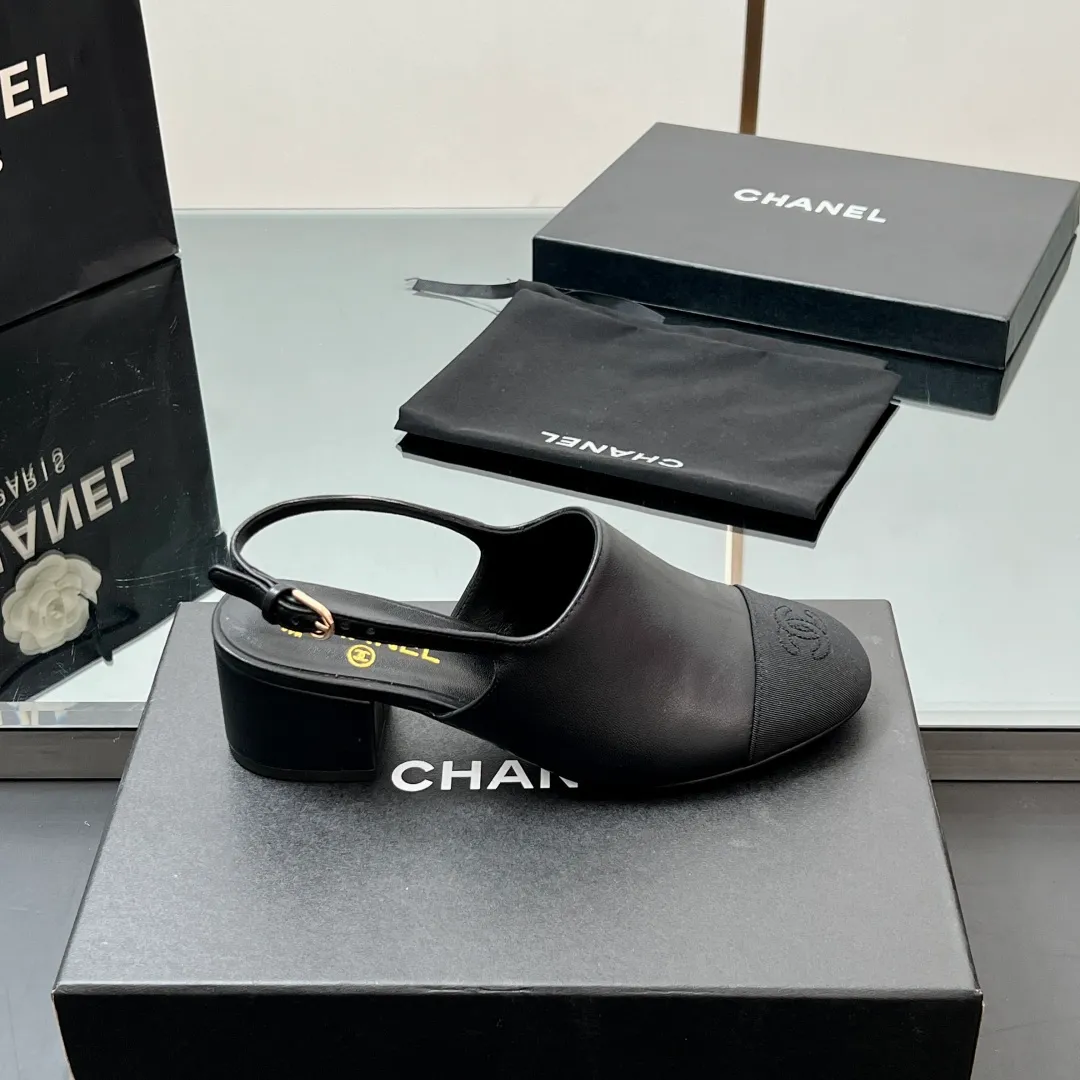 👟👟Ex-factory price 580👟👟 Top quality! Chanel Xiaoxiang 25C early spring new product, thick-heeled cap-toe sandals and back-strap single shoes. Grandma Xiang’s always elegant and ladylike temperament, full of high-end sense, very nice on the feet ~ French style, really beautiful to the top of my heart! An elegant and romantic fairy should be like this! The minimalist color scheme is deeply rooted in people's hearts~ It goes well with either skirts or casual wear! Whether worn barefoot or paired with skirts or trousers, it is very versatile! Incomparably beautiful! Special fairy ✔ Check out the details of my house and take real photos. Fabric: Sheepskin ➕ Grosgrain. Inner pads: all silk sheepskin. Outsole: cowhide outsole imported from Italy. Heel height: 4.5cm. Size: 35-39 (40/41 customized). Comes with counter 🇮🇹 authentic packaging.